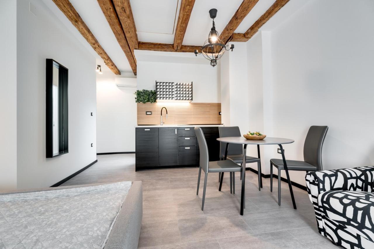 Black & White Apartments Рієка Екстер'єр фото