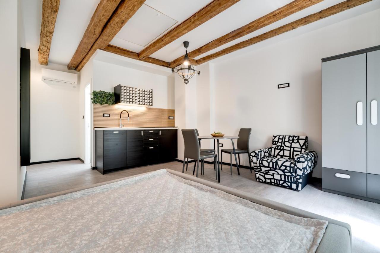 Black & White Apartments Рієка Екстер'єр фото